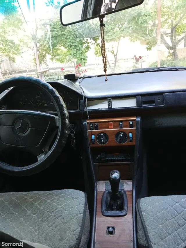 Mercedes-Benz W124 1993 · 1.6 MT