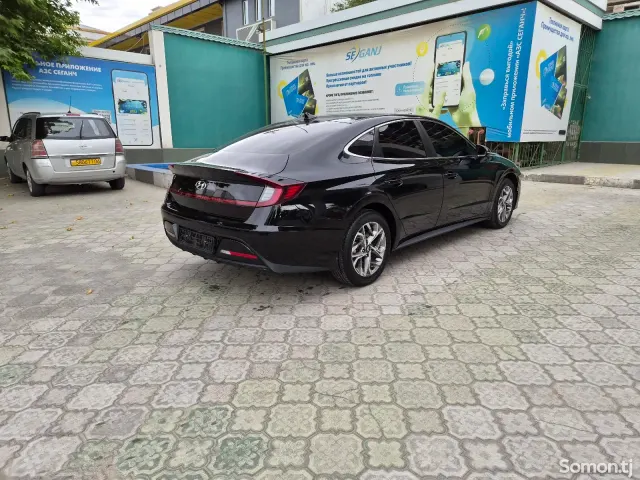 Hyundai Elantra 2021 · 2.0 AT