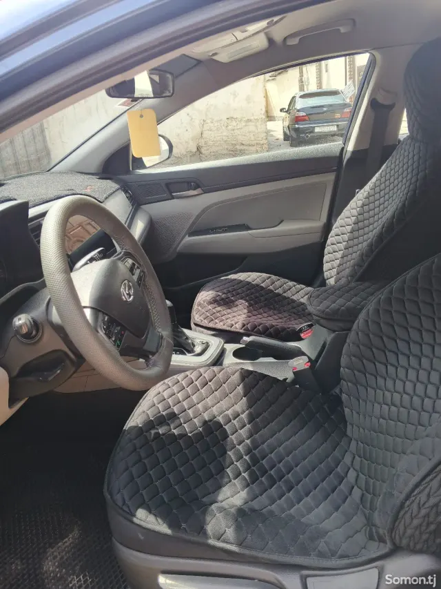 Hyundai Elantra 2017 · 2.0 AT