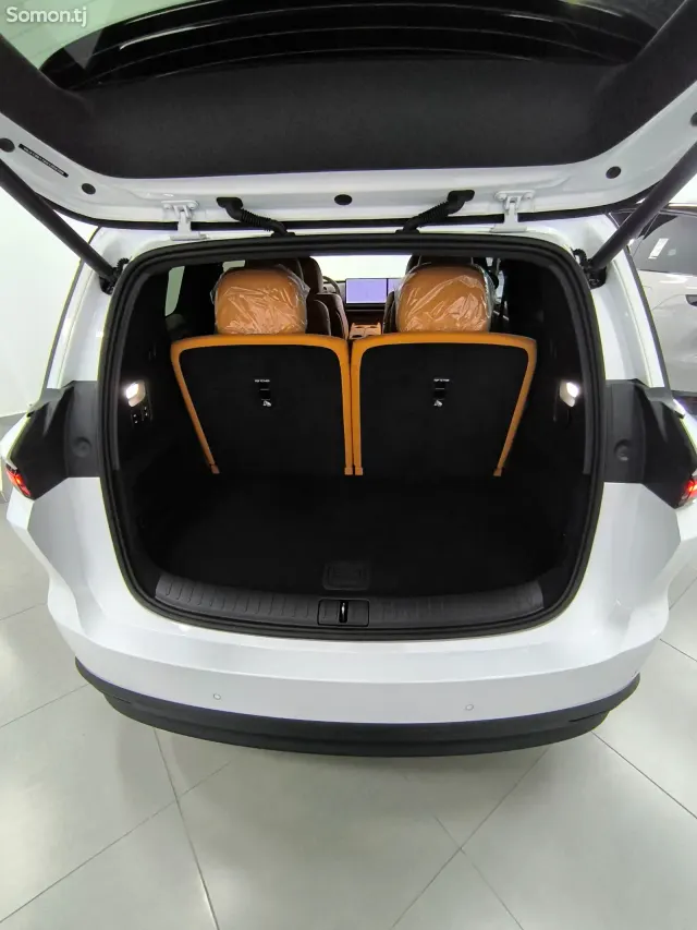 Li Auto (Lixiang) i8 2025 · AT