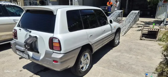 Toyota RAV 4 1997 · 2.0 AT