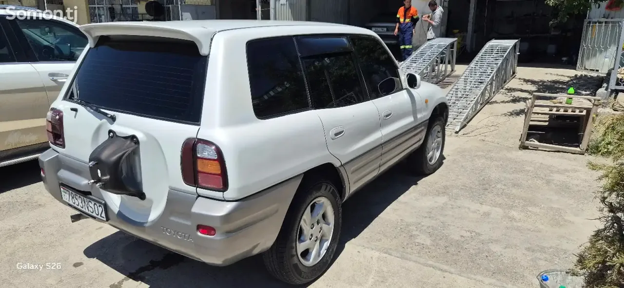 Toyota RAV 4 1997 · 2.0 AT