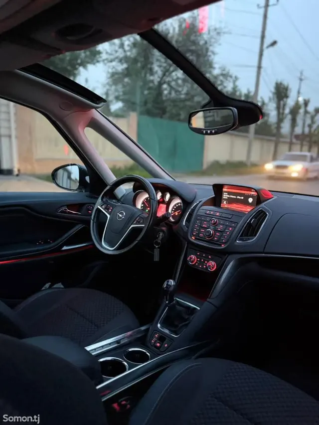 Opel Zafira 2017 · 2.0 MT