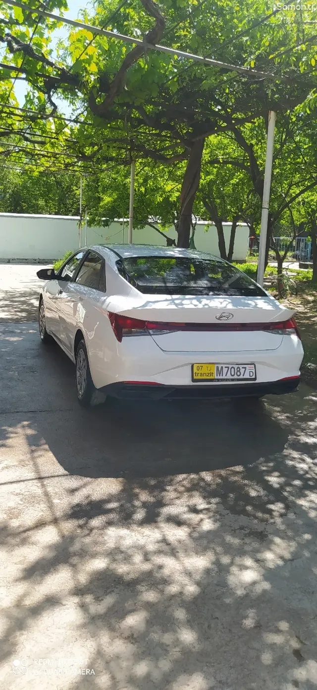 Hyundai Elantra 2022 · 1.6 AT