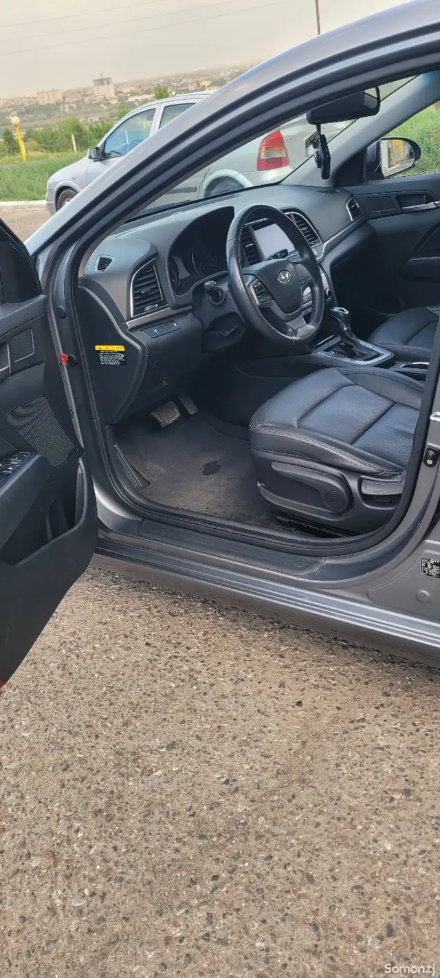 Hyundai Avante 2015 · 1.6 AT
