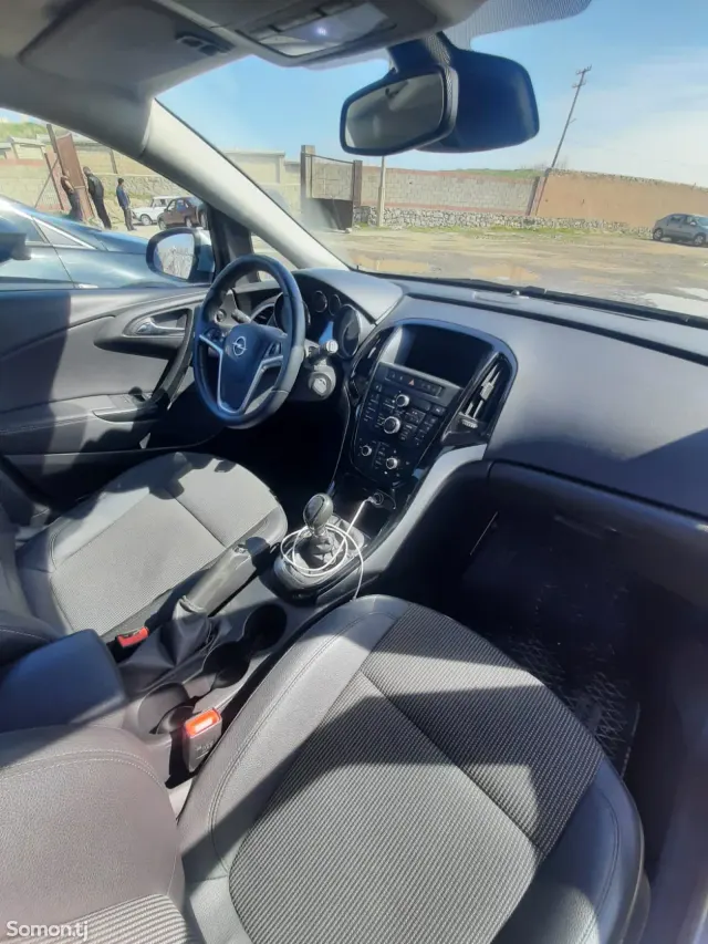 Opel Astra J 2015 · 1.4 MT