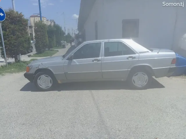 Mercedes-Benz W201 1990 · 2.0 MT