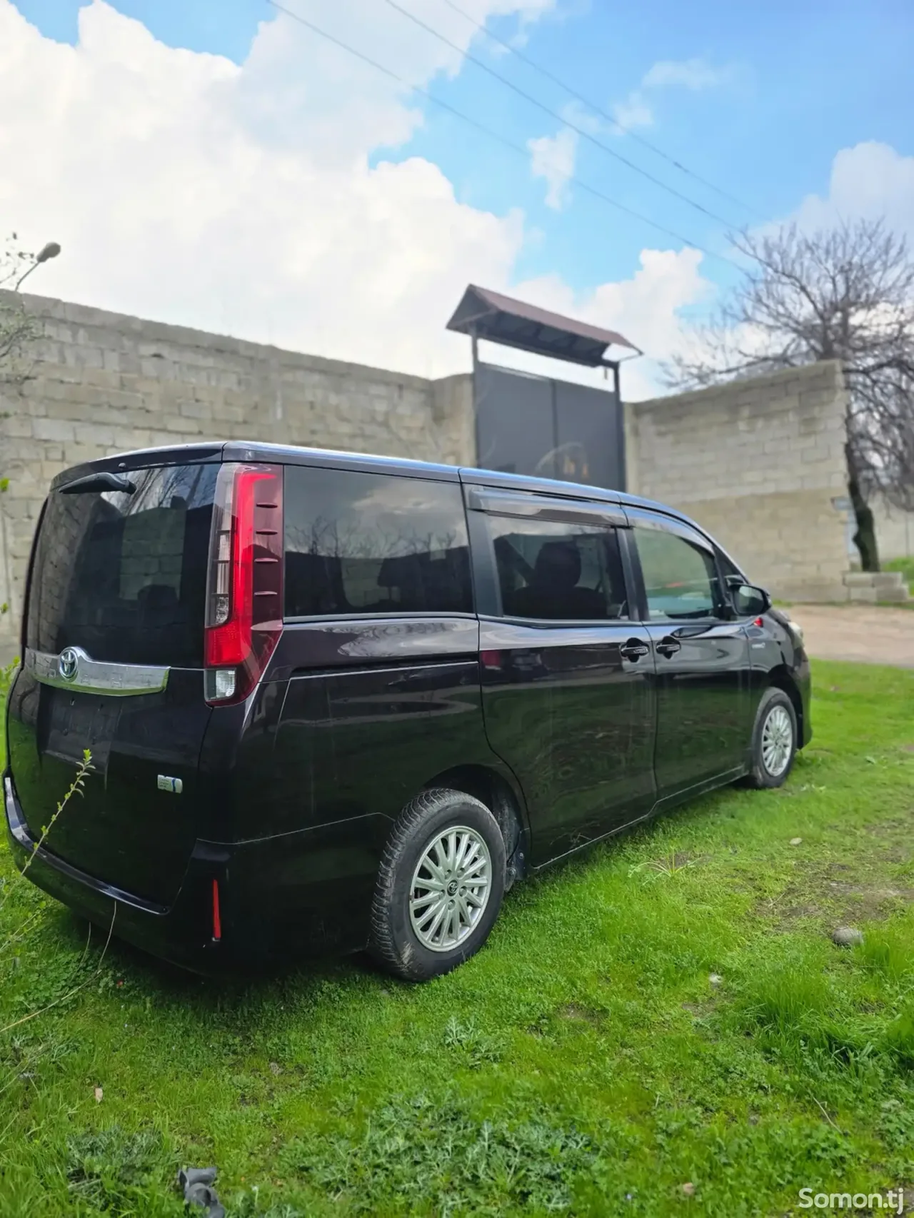 Toyota Noah 2014 · 2.0 AT