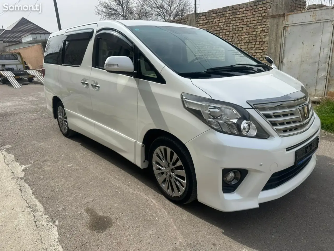 Toyota Alphard 2014 · 2.4 CVT