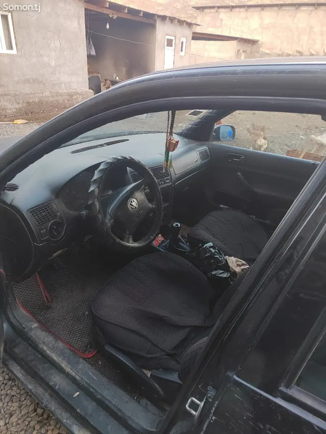 Volkswagen Golf 1999 · 1.6 MT