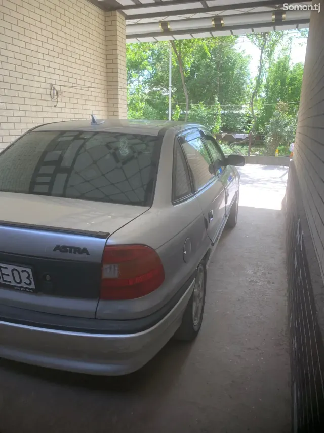 Opel Astra F 1992 · 1.6 MT