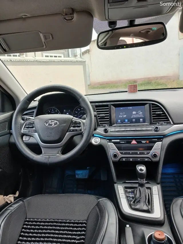 Hyundai Elantra 2017 · 1.8 AT
