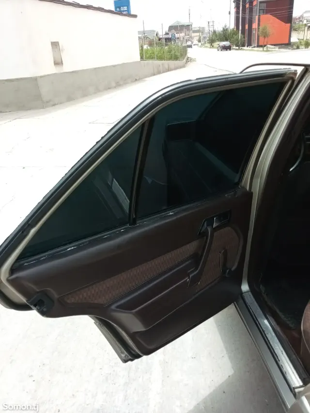 Mercedes-Benz W201 1992 · 2.0 MT