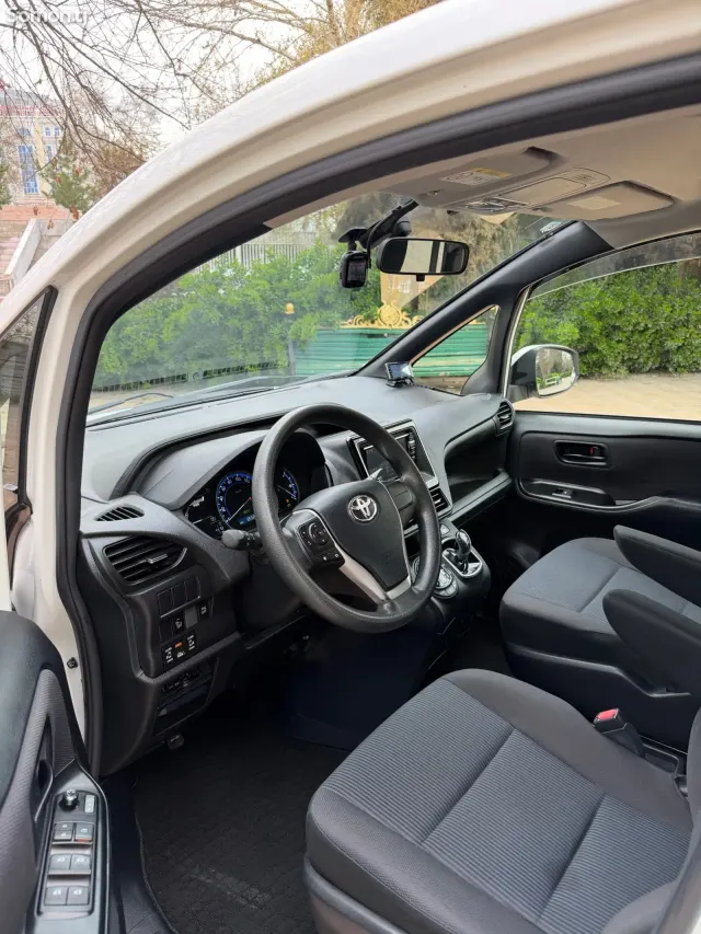 Toyota Voxy 2014 · 2.0 AT