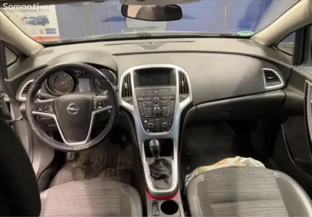 Opel Astra J 2014 · 1.6 MT