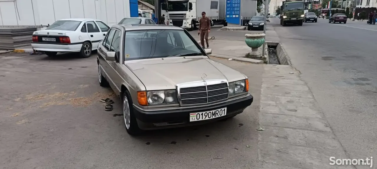Mercedes-Benz W201 1989 · 2.2 MT