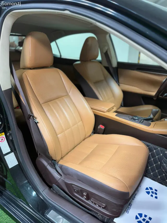 Lexus ES series 2016 · 2.5 AT