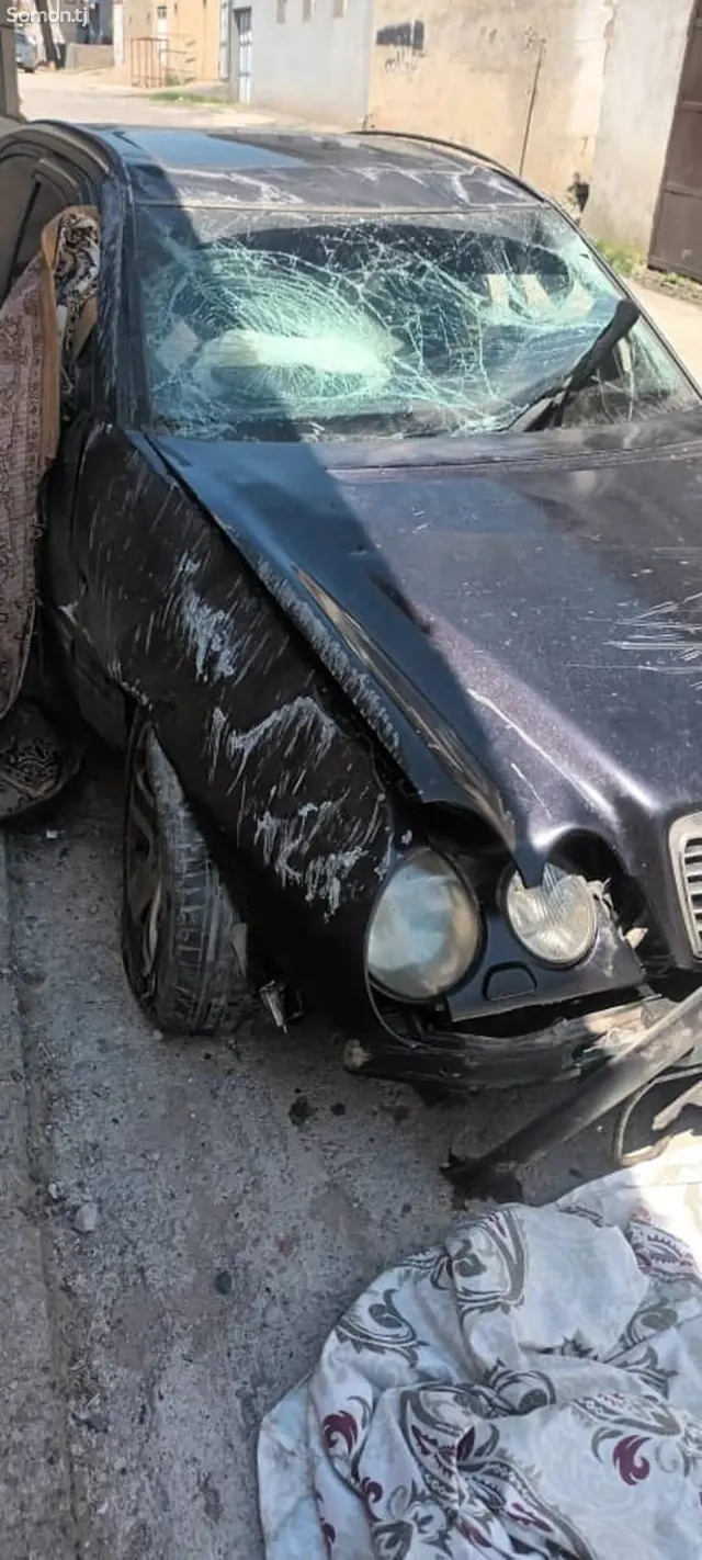 Mercedes-Benz E class 1996 · 2.3 AT