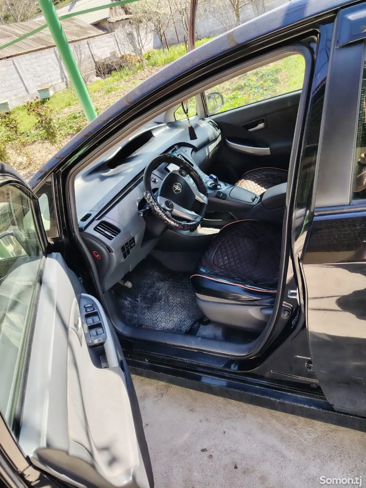 Toyota Prius 2011 · 1.6 AT