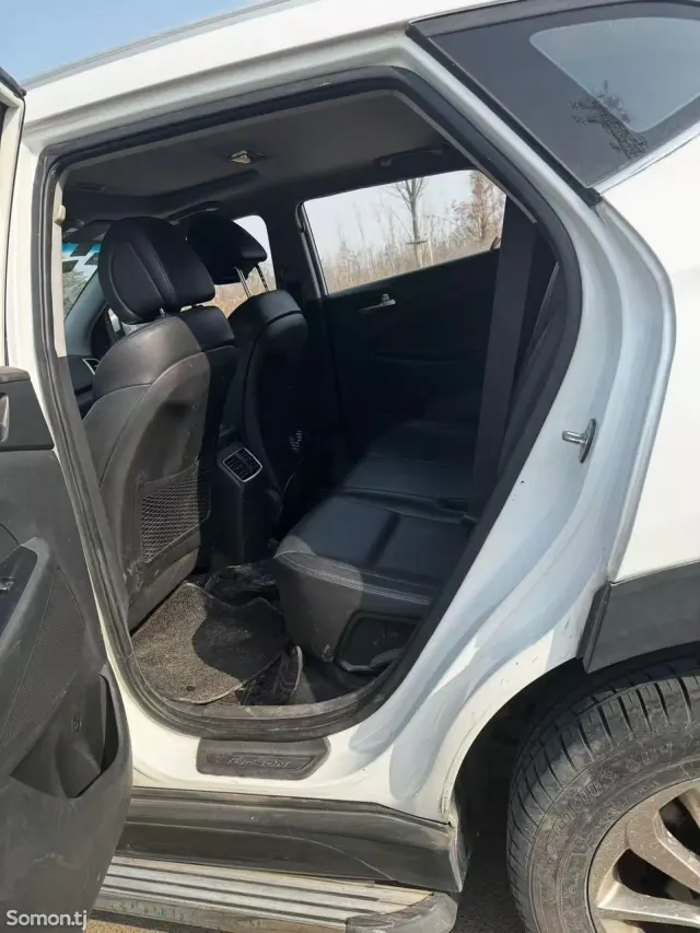 Hyundai Tucson 2015 · AT