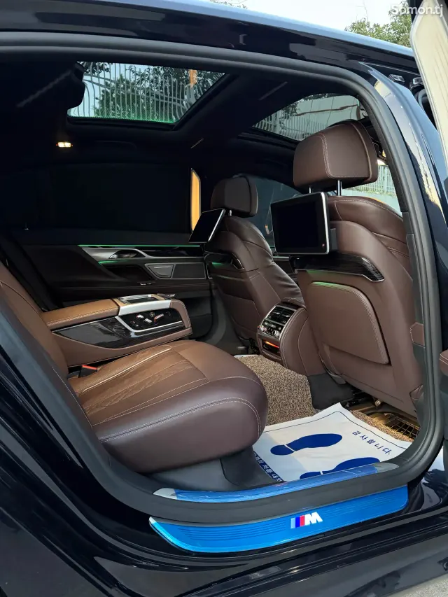 BMW 7 series 2018 · 0.4 AT