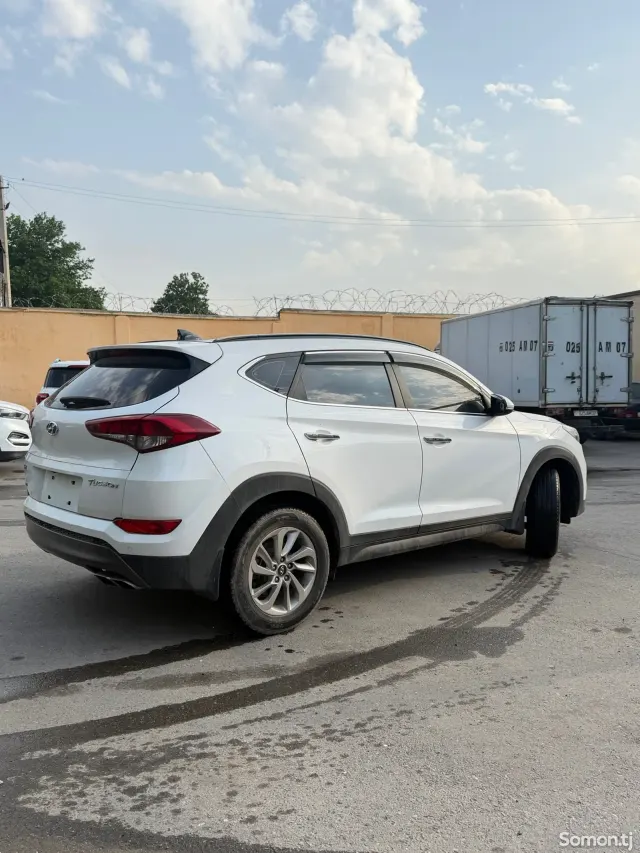Hyundai Tucson 2015 · 1.6 AT