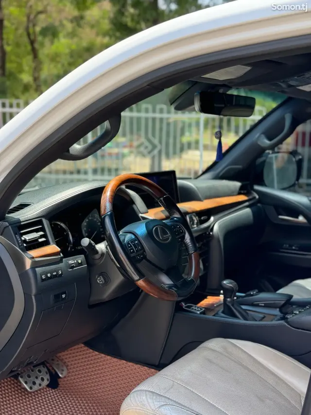 Lexus LX series 2018 · 5.7 AT