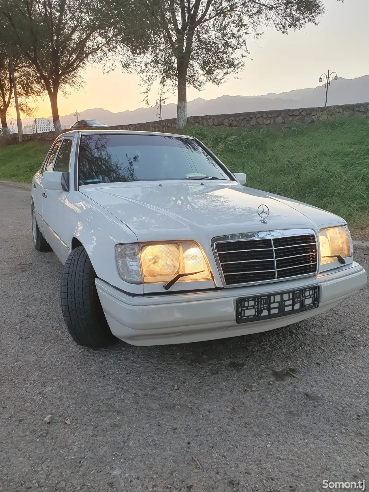 Mercedes-Benz W124 1993 · 2.5 AT