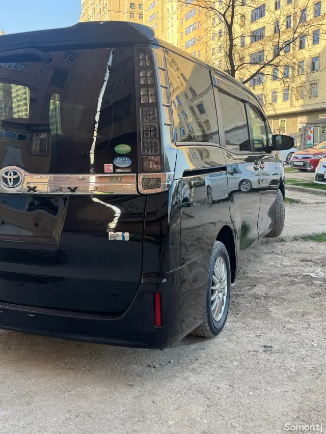 Toyota Voxy 2014 · 1.8 CVT
