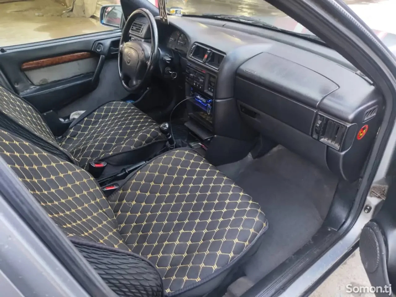 Opel Vectra A 1995 · 1.6 MT