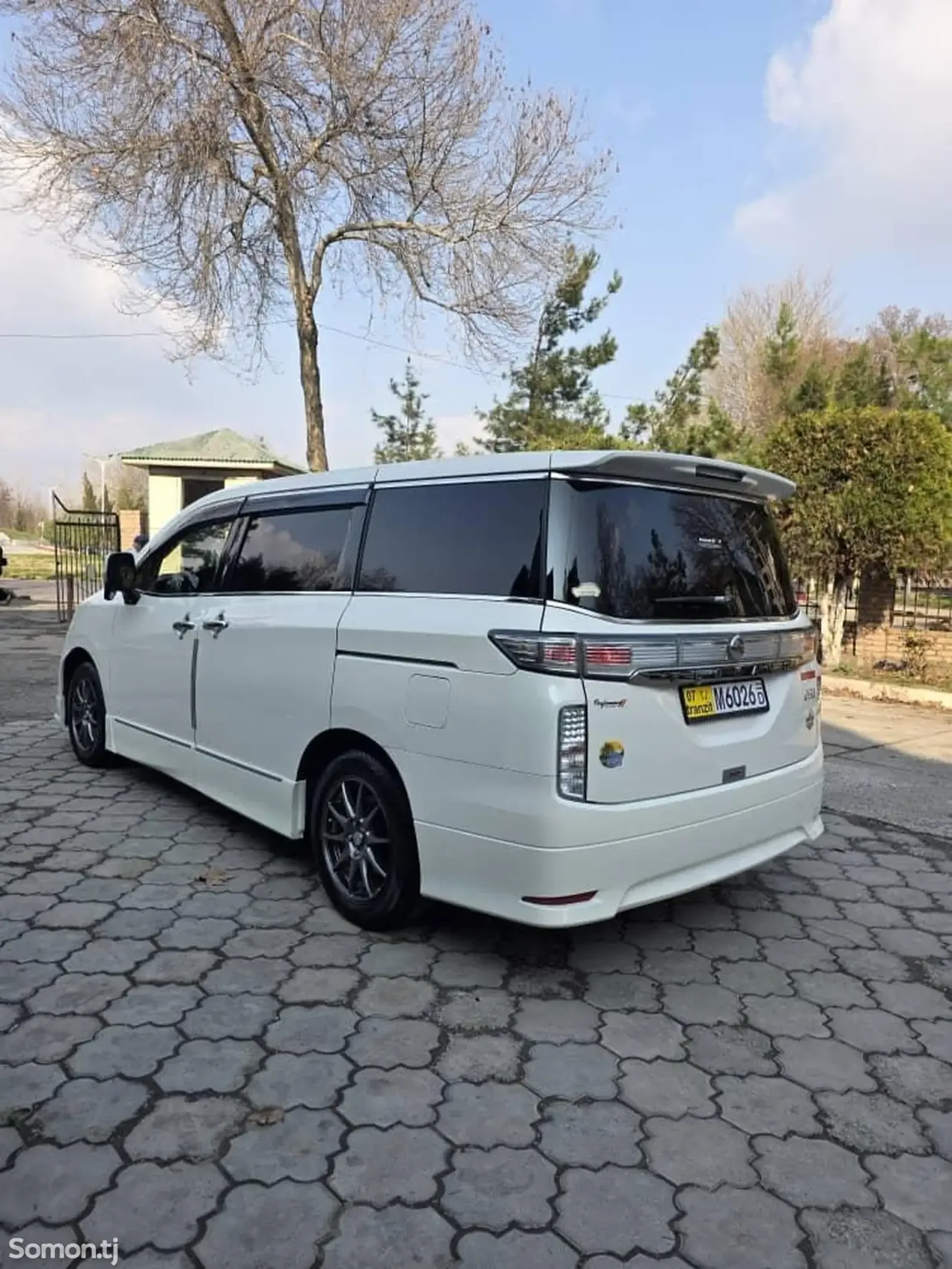 Nissan Elgrand 2015 · 2.5 AT