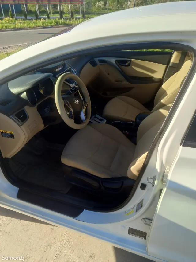 Hyundai Elantra 2013 · 1.6 AT