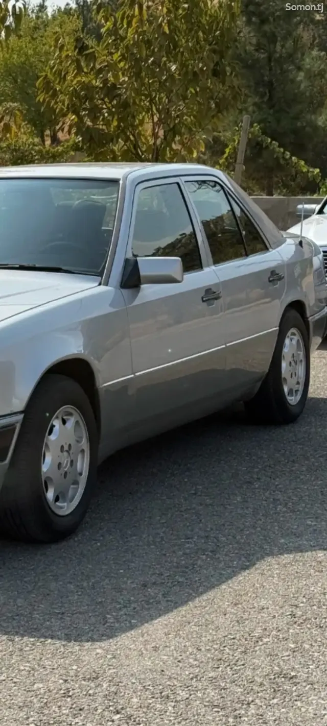 Mercedes-Benz W124 1992 · 2.0 MT