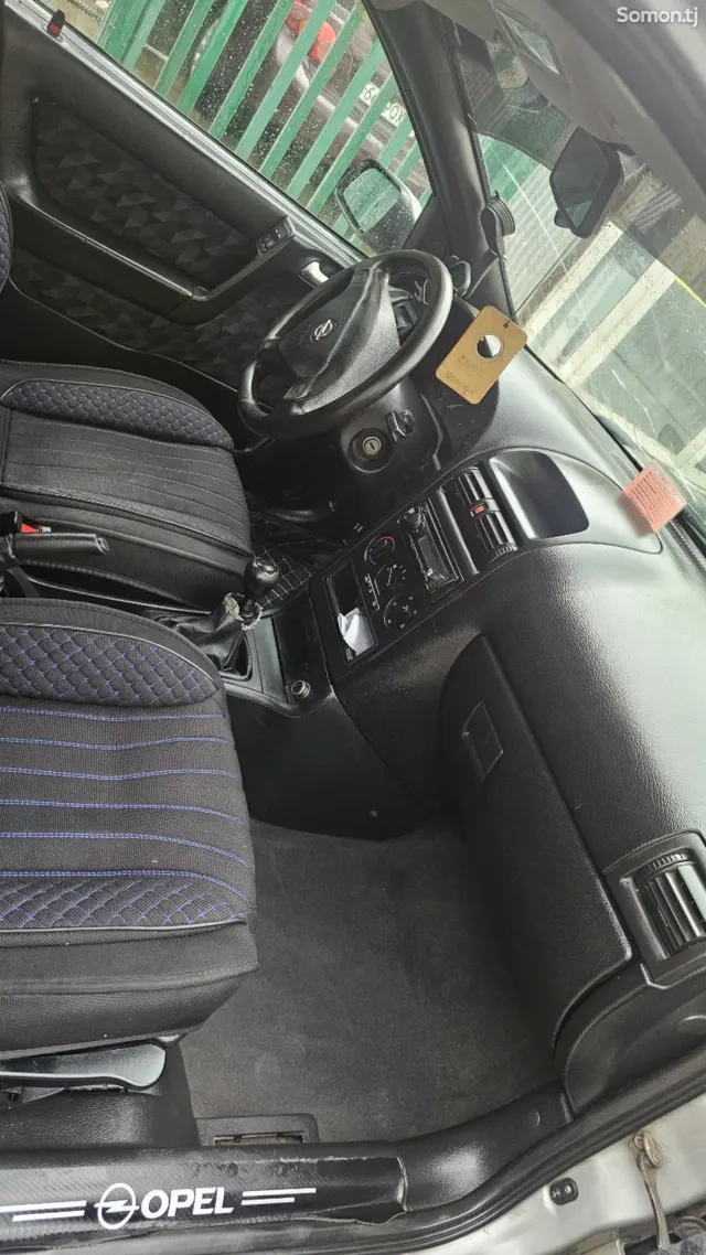 Opel Astra G 2000 · 1.6 MT