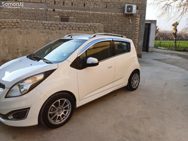Chevrolet Spark 2014 · 1.0 AT