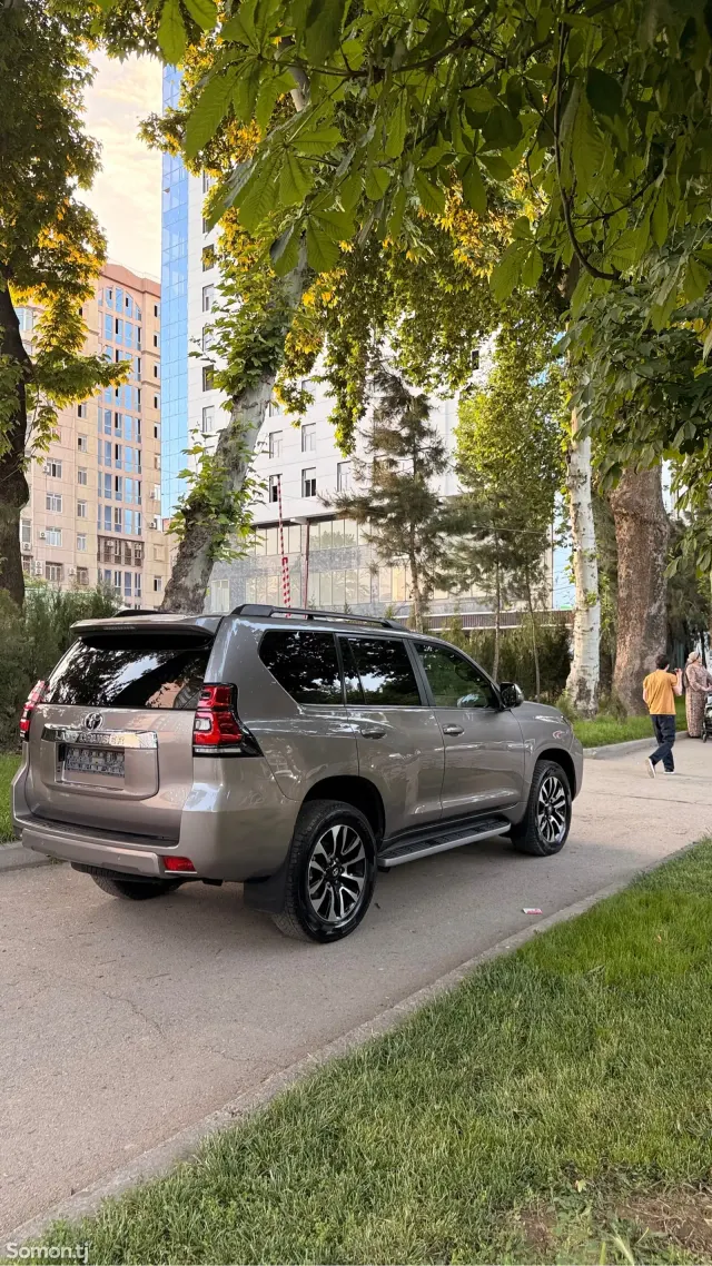 Toyota Land Cruiser Prado 2022 · 2.8 AT