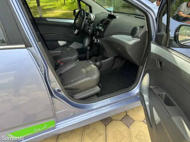Chevrolet Spark 2015 · 1.1 AT