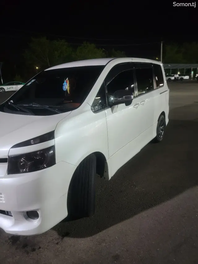 Toyota Voxy 2008 · 2.0 CVT