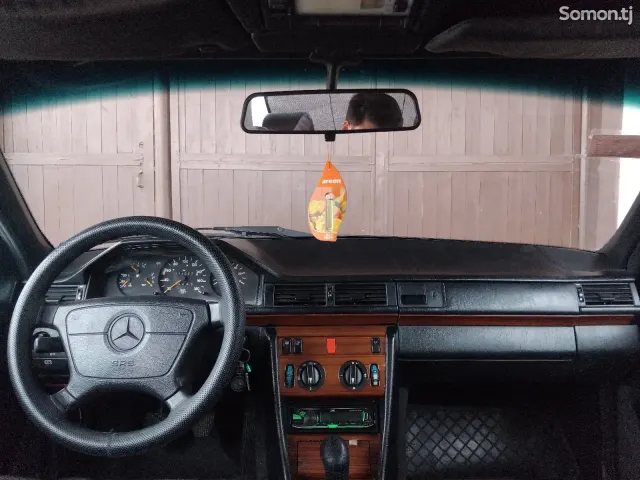 Mercedes-Benz W124 1993 · 2.0 MT