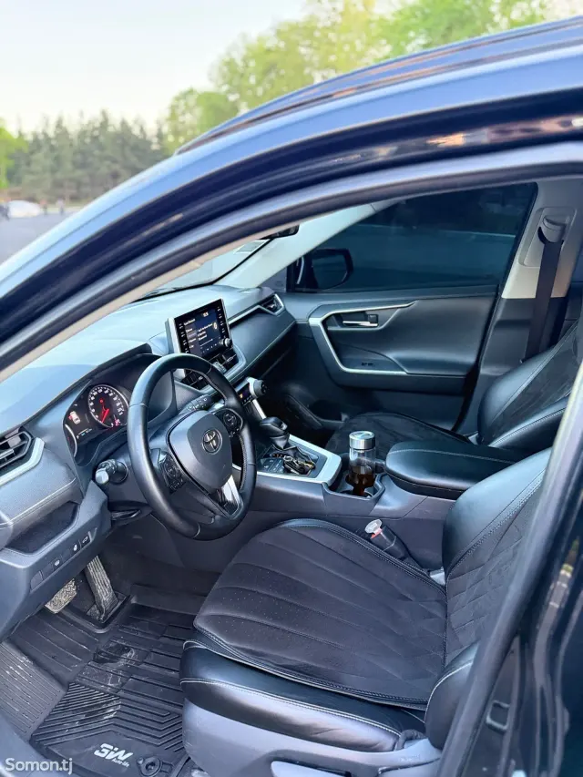 Toyota RAV 4 2020 · 2.5 AT