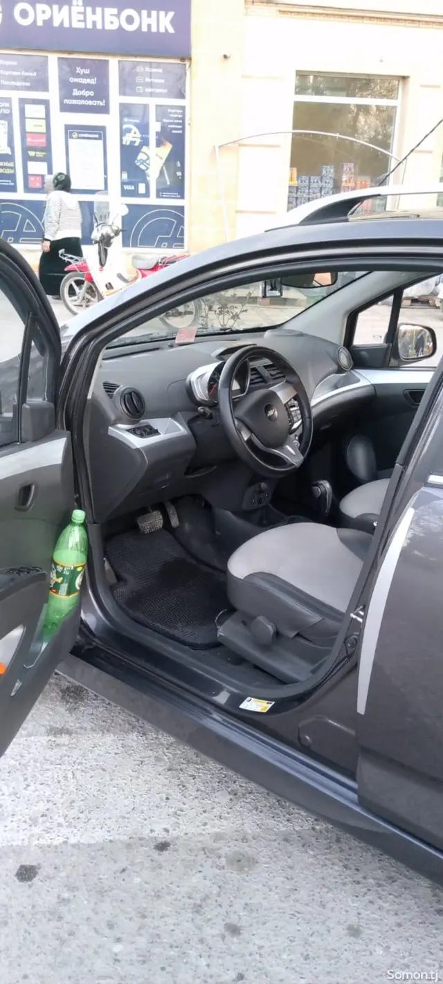 Chevrolet Spark 2014 · 1.0 AT