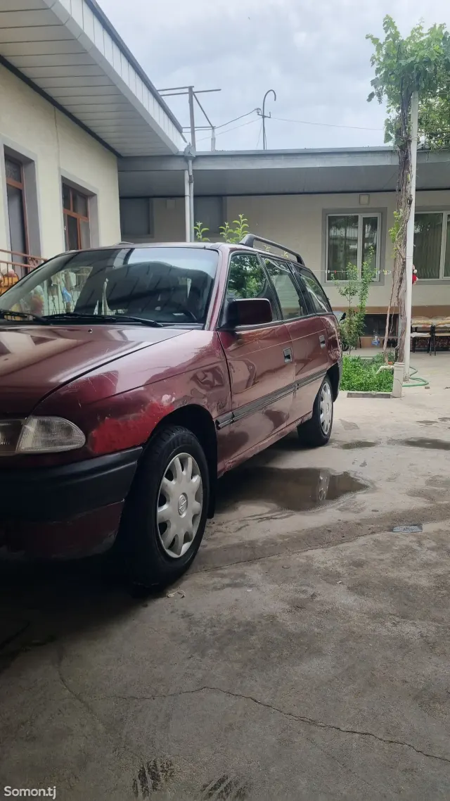 Opel Astra F 1992 · 1.6 MT