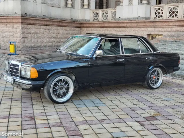 Mercedes-Benz W124 1981 · 2.4 MT