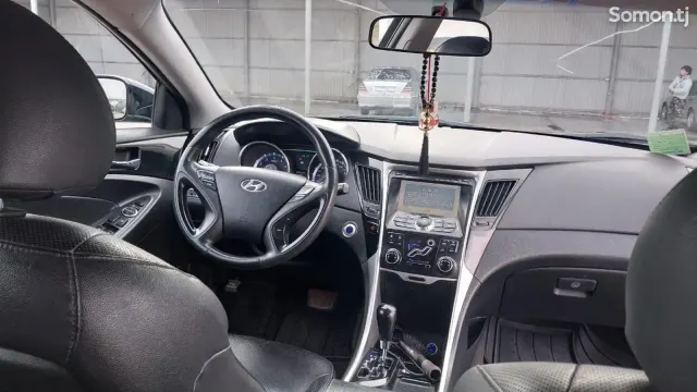 Hyundai Sonata 2011 · 2.0 AT