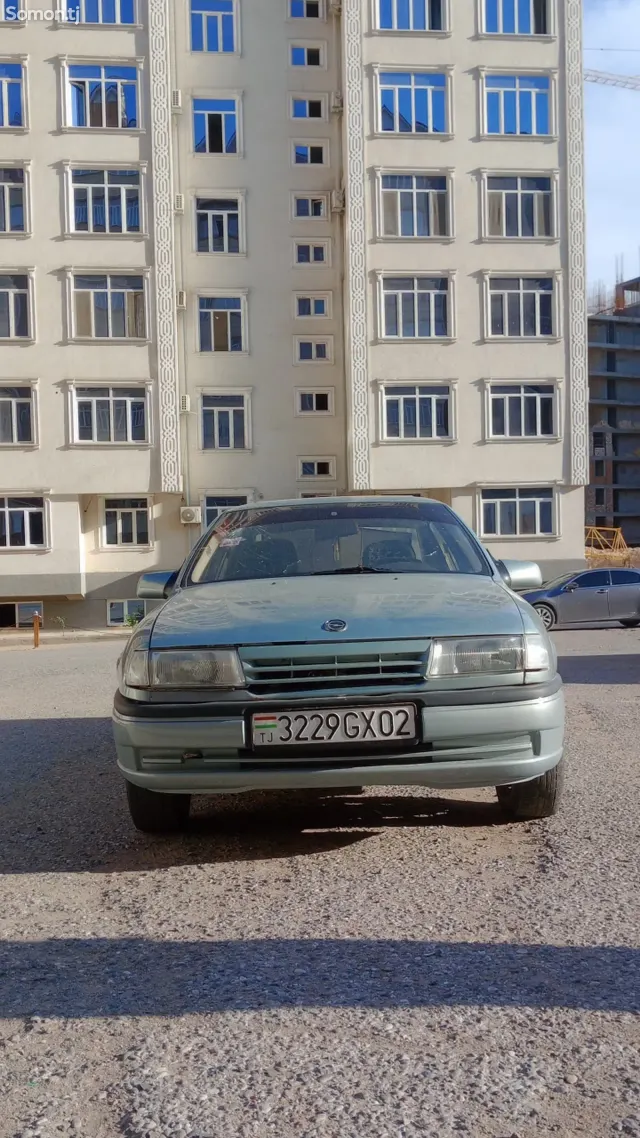 Opel Vectra A 1991 · 1.6 MT