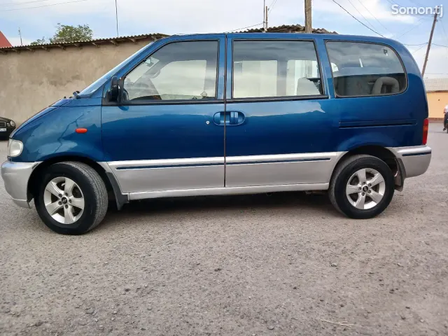 Nissan Serena 1999 · 1.6 MT