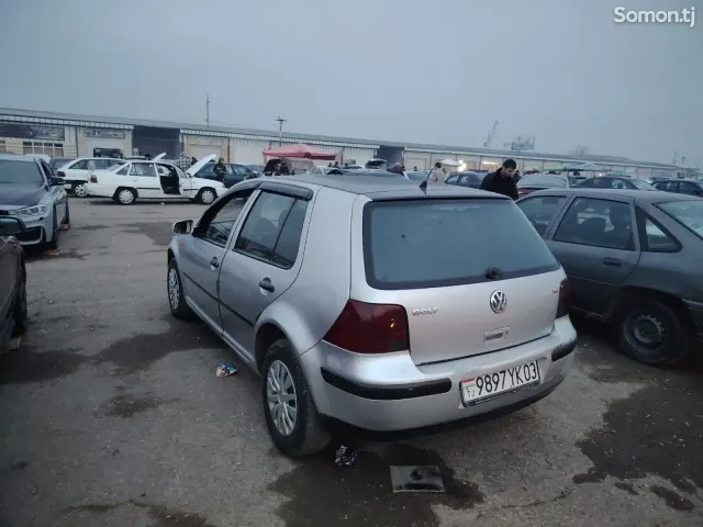 Volkswagen Golf 1999 · 1.6 MT