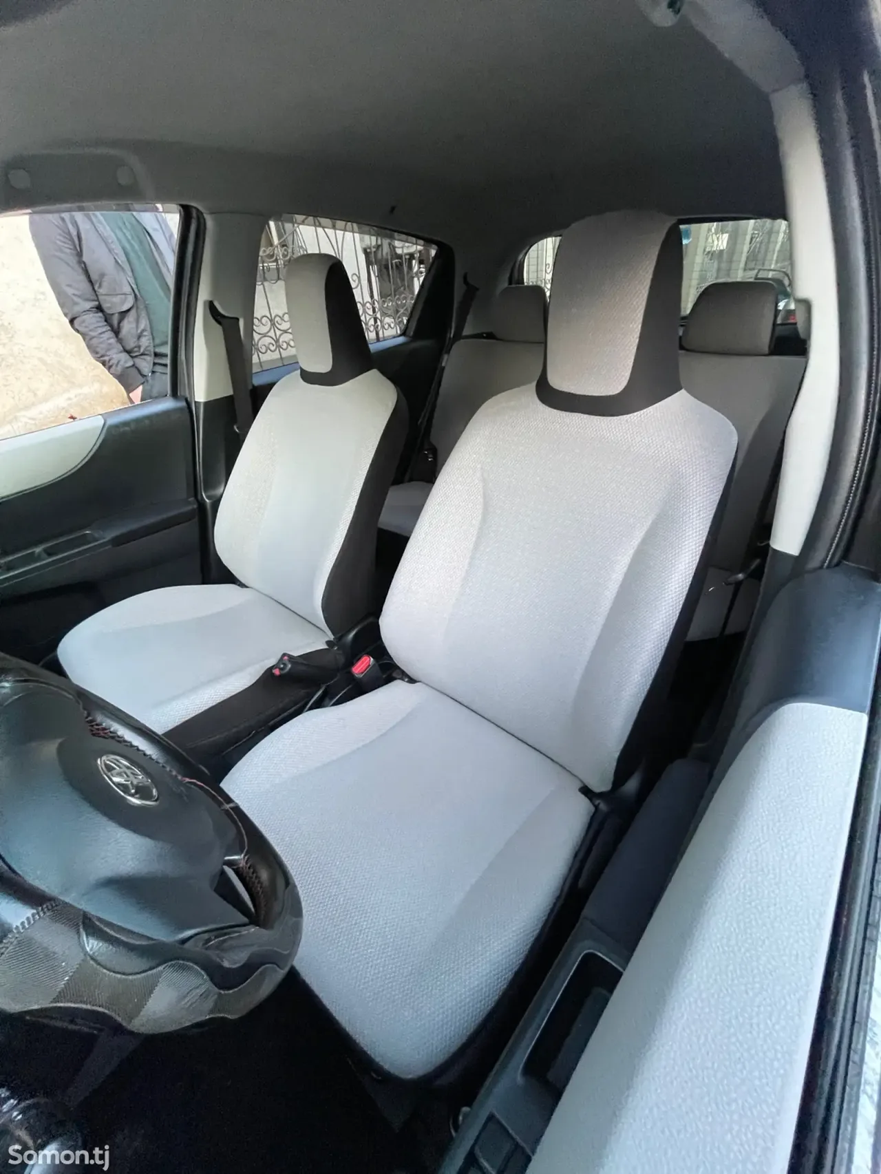 Toyota Vitz 2011 · 1.5 AT