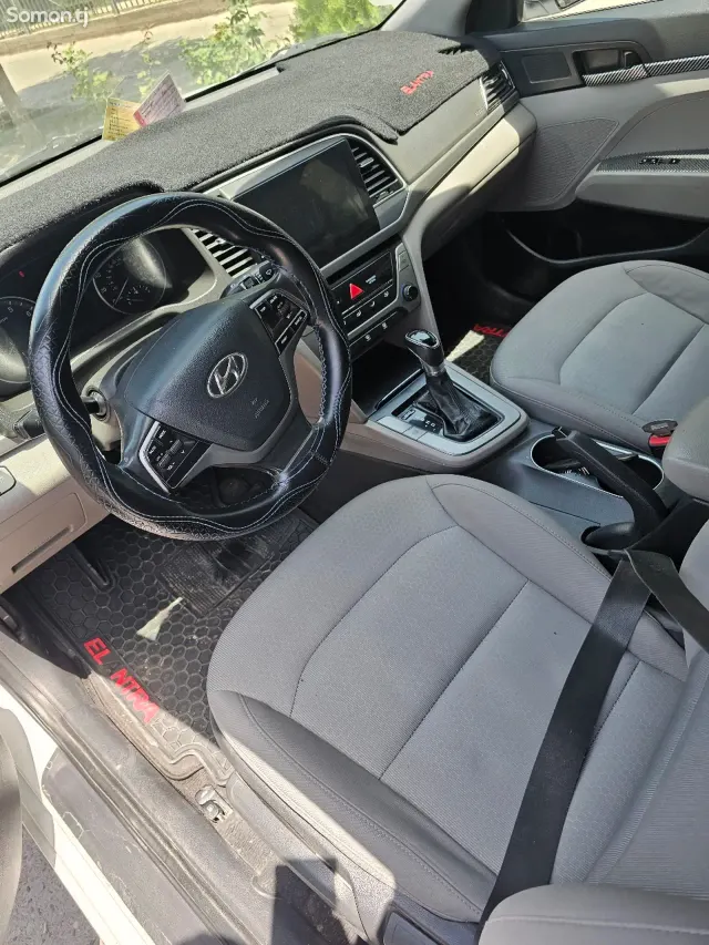 Hyundai Elantra 2017 · 2.0 AT