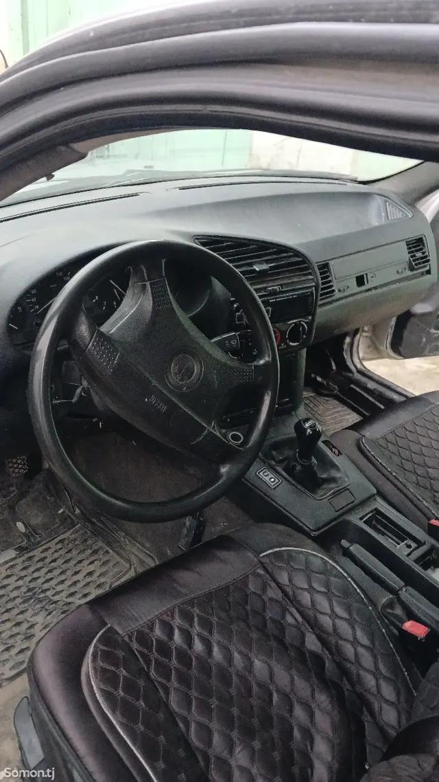 BMW 3 series 1992 · 0.8 MT